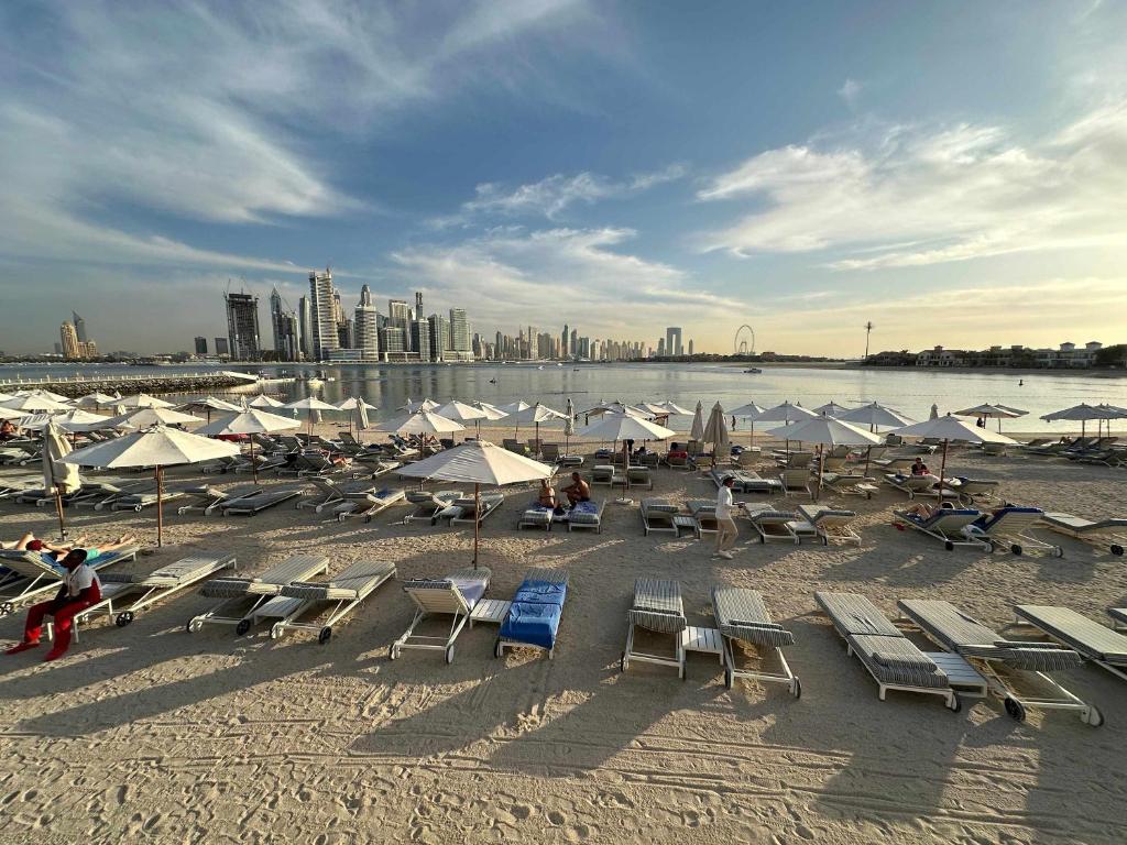 Renovated Marina view apartment in Oceana, Dubaj