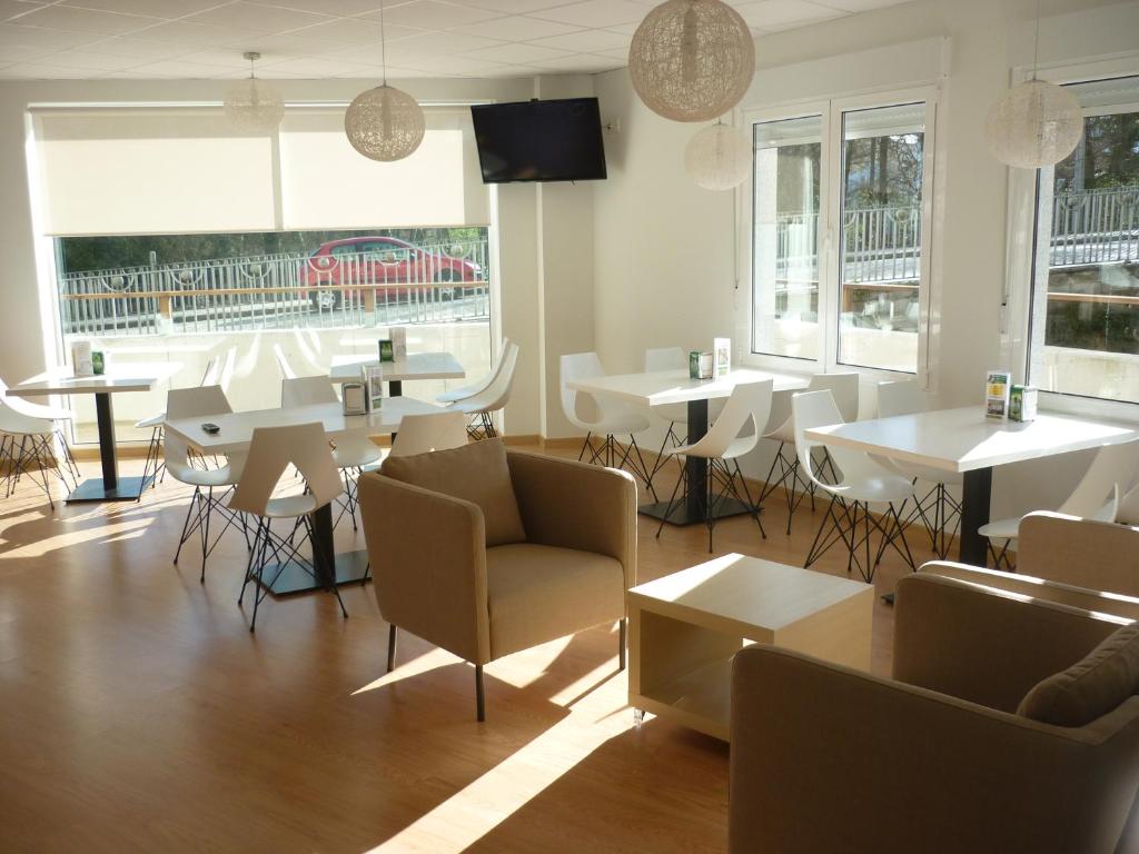 Shared lounge/TV area, Pension-Albergue Puente Ribeira in Sarria