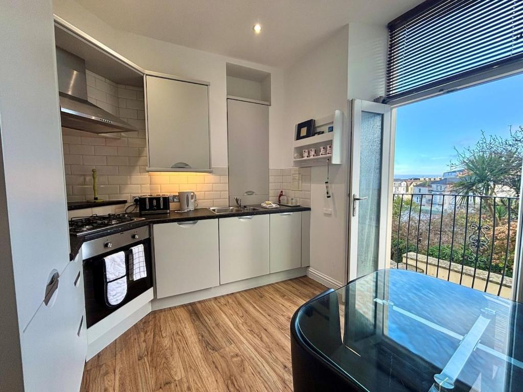 Cove Apartment - 3 Bed Sea View, Ilfracombe