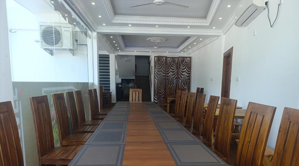 4. Hotel Qu..