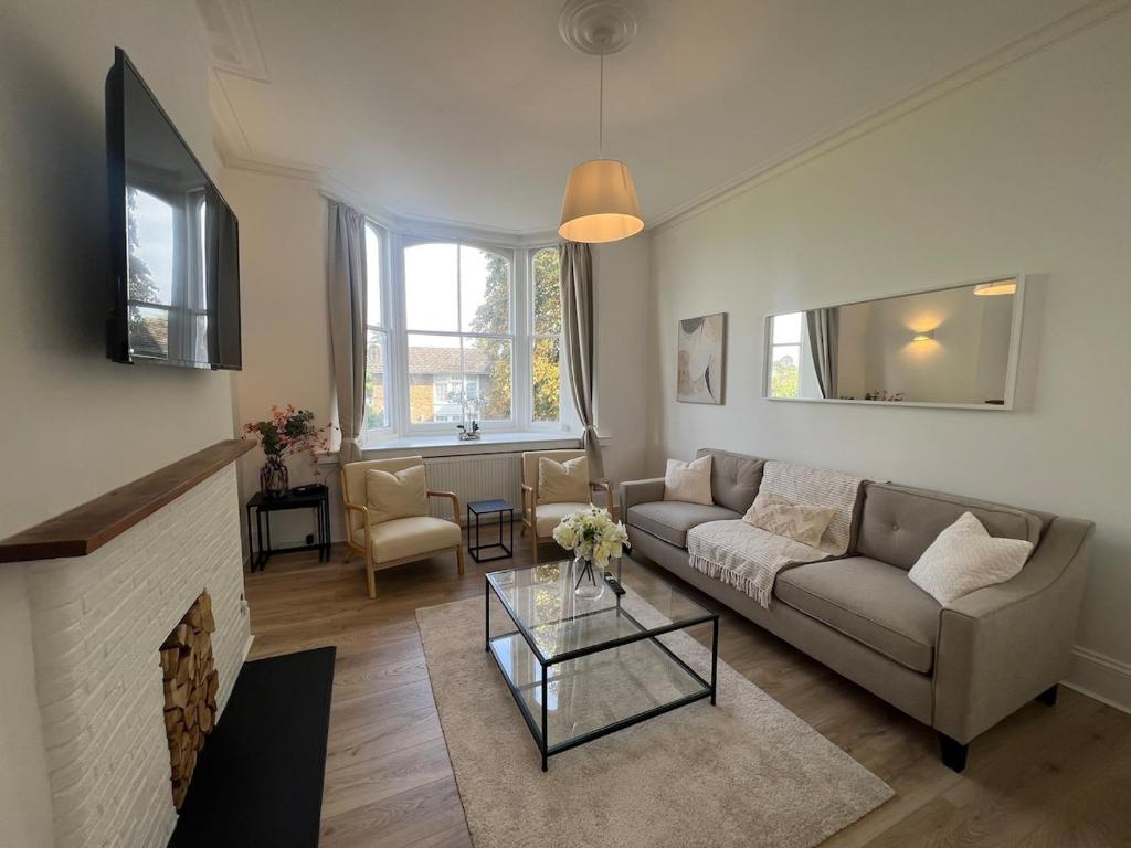 Hurstpier Spacious 2 Bed Apartment - by MCF, Hurstpierpoint