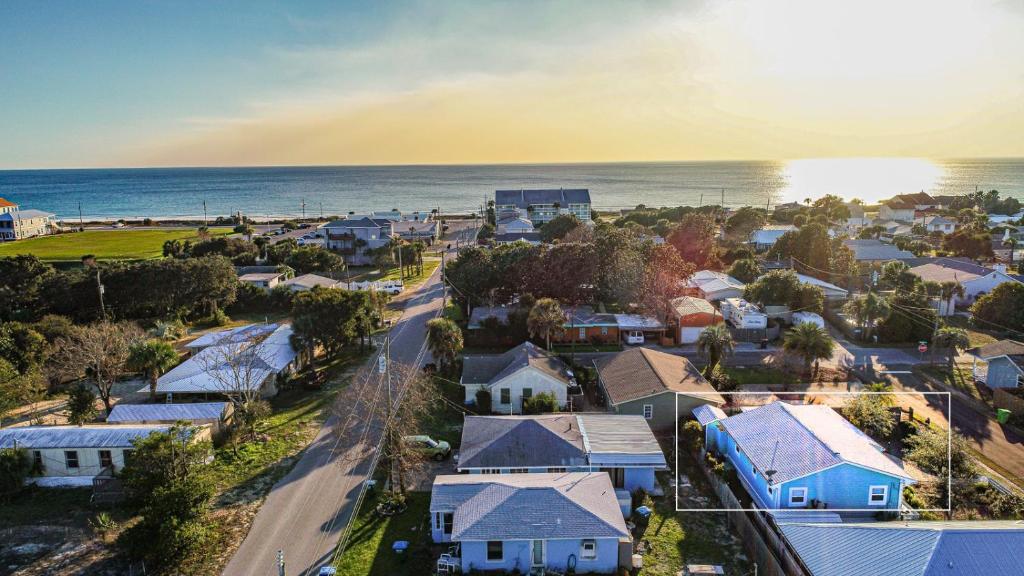 A Wave From It All in Laguna Beach Large Patio Sleeps 4 Dog Ok, Panama City Beach