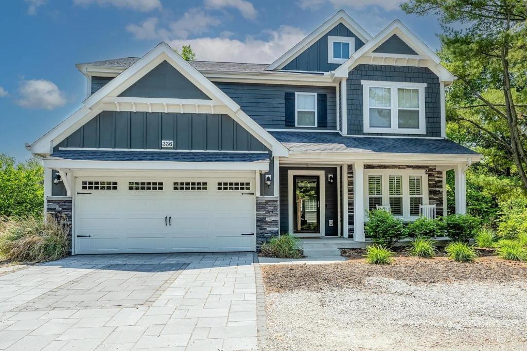 Harbor Breeze - year round swimming, South Haven