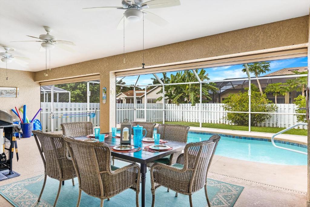 Fully-fenced electric-heated pool home with Western exposure - Villa Royal Ann, Cape Coral