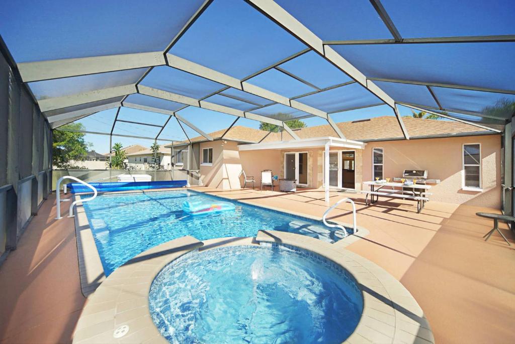 Remodeled elec-heated pool home with spa, Western exposure & bikes - Villa Valerie, Cape Coral