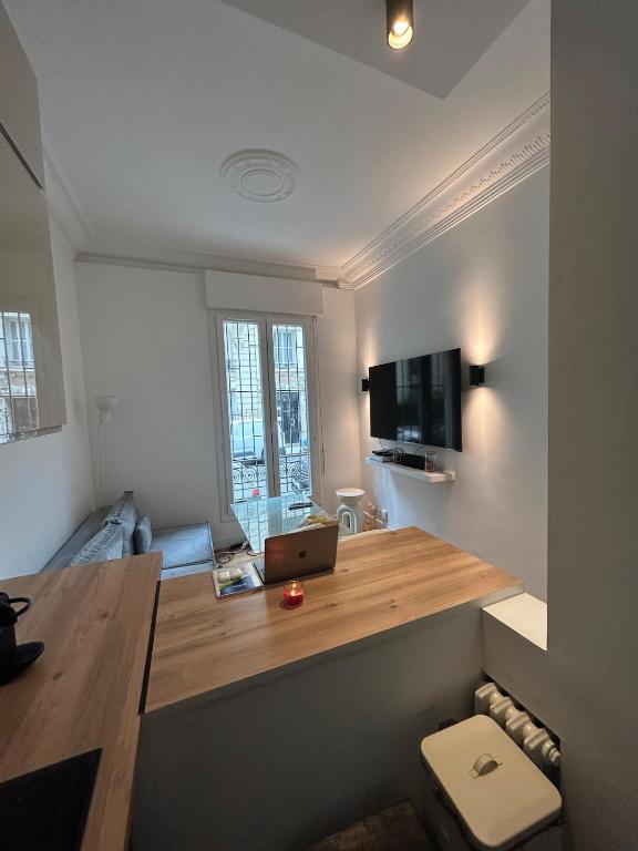 Chic Flat Near the Beach - 5