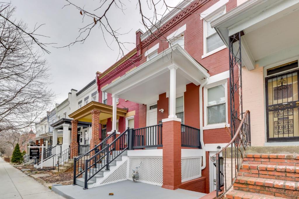 2 Mi to Dtwn DC WFH-Friendly Apt, Washington