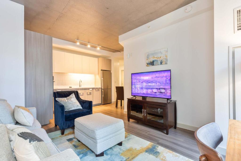 Luxury Apt with Amenities, East Cambridge