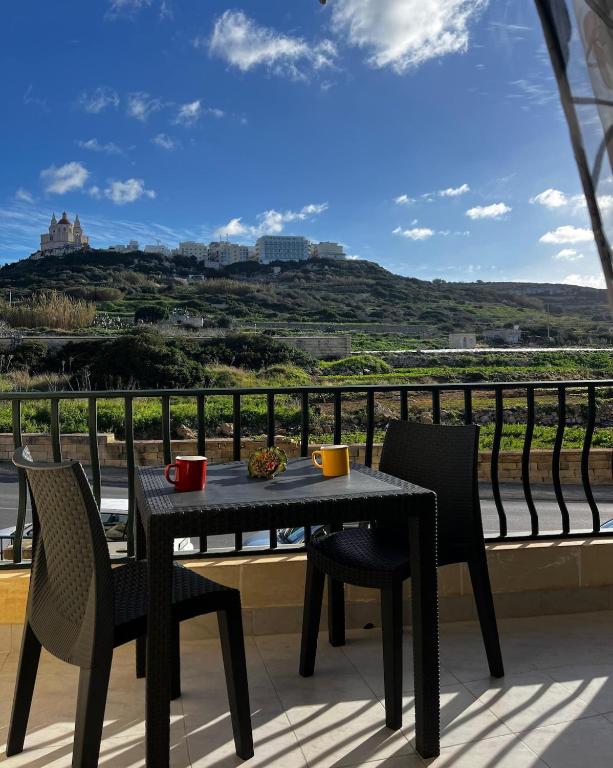 Charming Seaside Apartment, Mellieħa