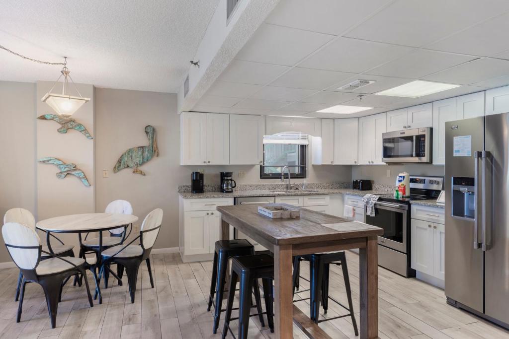 Watercrest 210- Sleeps 12 - Thomas Drive Retreat, Panama City Beach