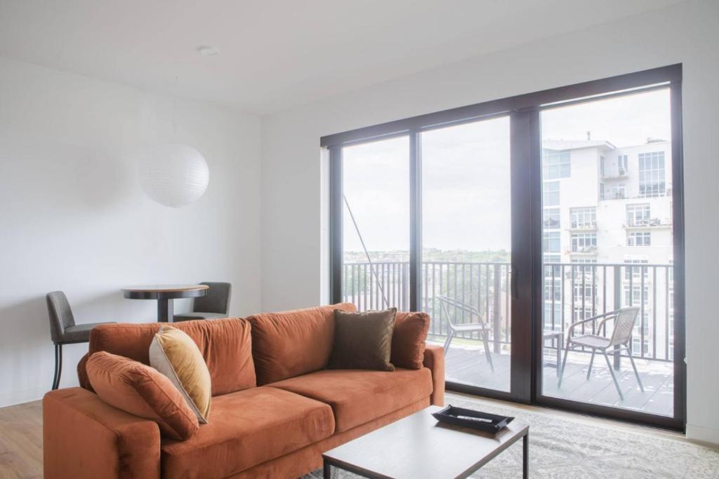 Chic East Side 1BR Apt with Balcony, Pool, and Gym, Milwaukee