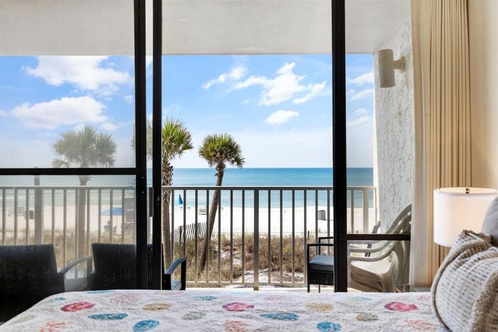 Edgewater Windward 104 - 1 BR beachfront sleeps 4, Panama City Beach