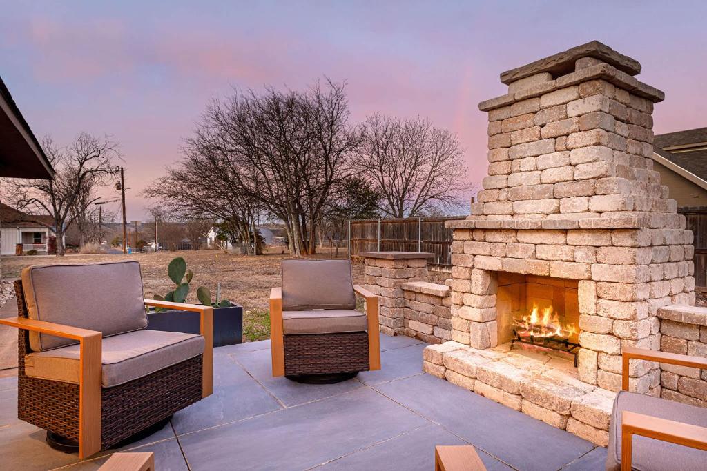 The Pear - Fire Pit & Close to Main St, Fredericksburg
