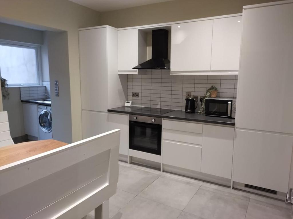 Modern house in Belfast, street parking, sleeps 8, Belfast
