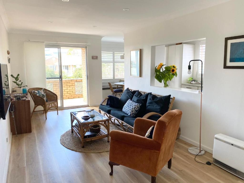 Coastal and sunny - stroll to beach and vibrant Freshwater village, Sydney