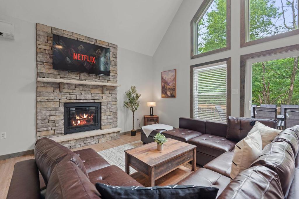 Twin Chalet - 6 BDs Hot Tub Game Area and more, Albrightsville