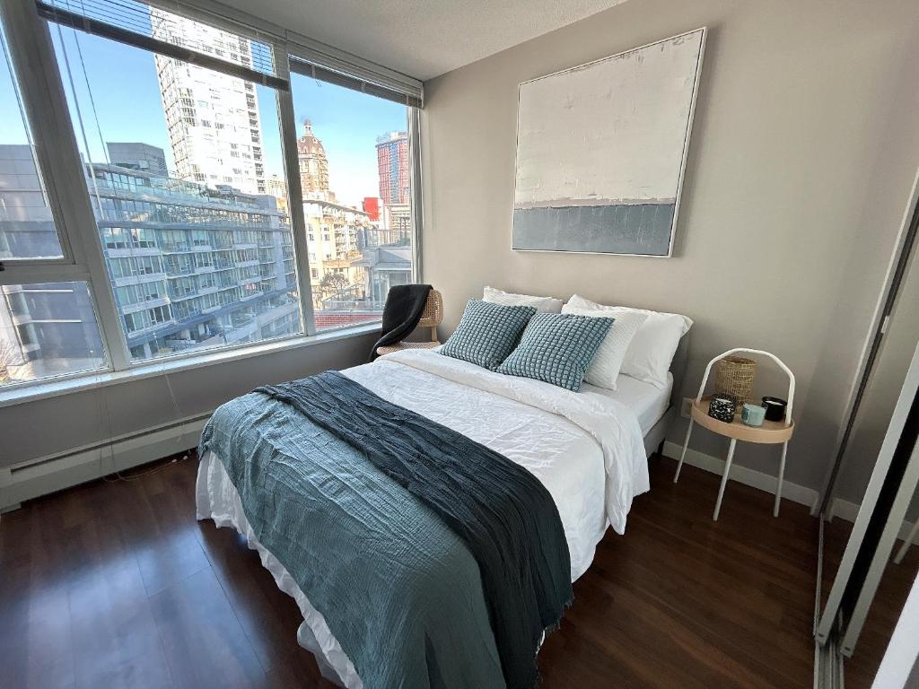 Modern spacious Apt plus Solarium and Den in Downtown Vancouver with Parking and Pool, Vancouver