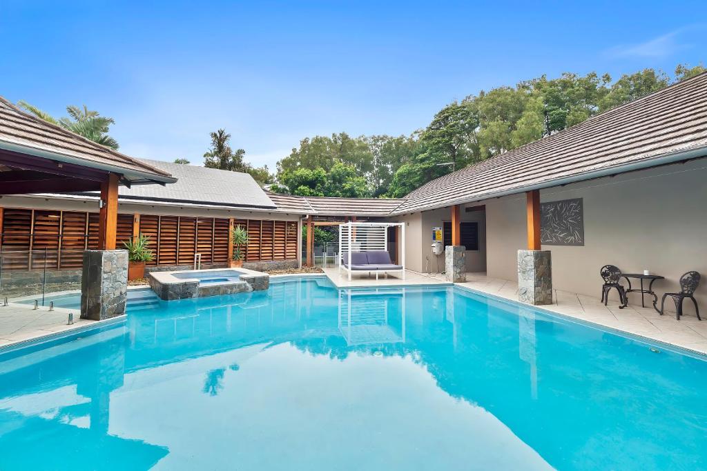 Three Corners Of Paradise, Clifton Beach