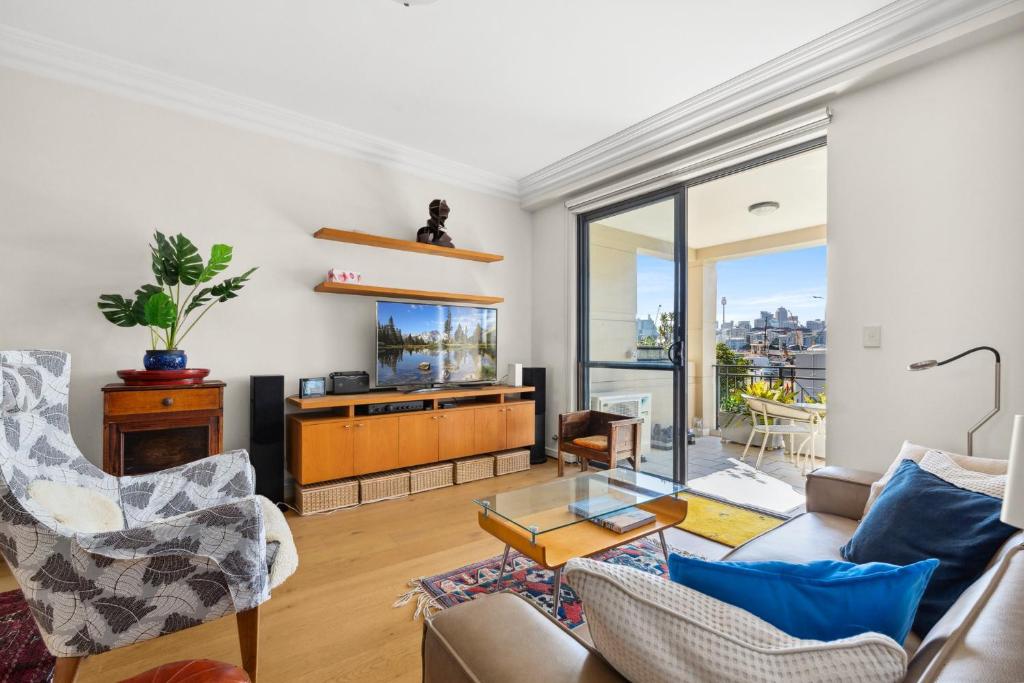 Elegant Stay in Balmain with Pool Access, Sydney