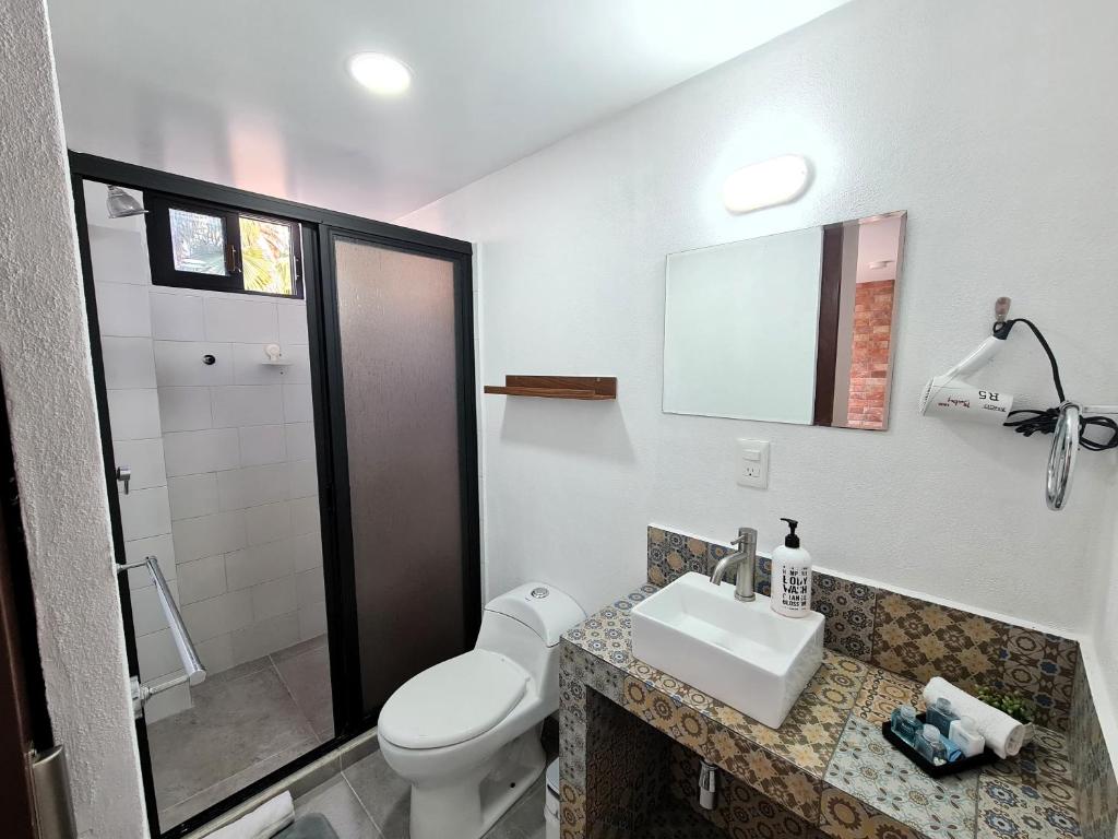 R02 Room at ITESM CEM Full Services, Shared-Kitchen, Smart TV, Parking, Balcony - 5