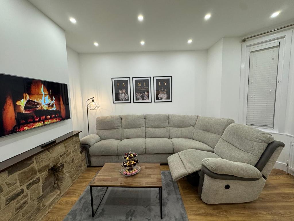 Serenity House, FREE parking, sleeps 6, plus Free stay for 2 children on sofa beds, near the beach restaurant and city centre, guests recommend it, Bournemouth