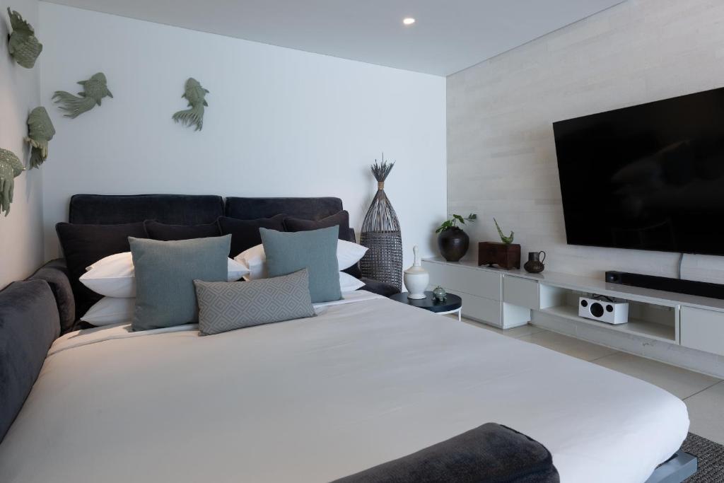 Shared lounge/TV area