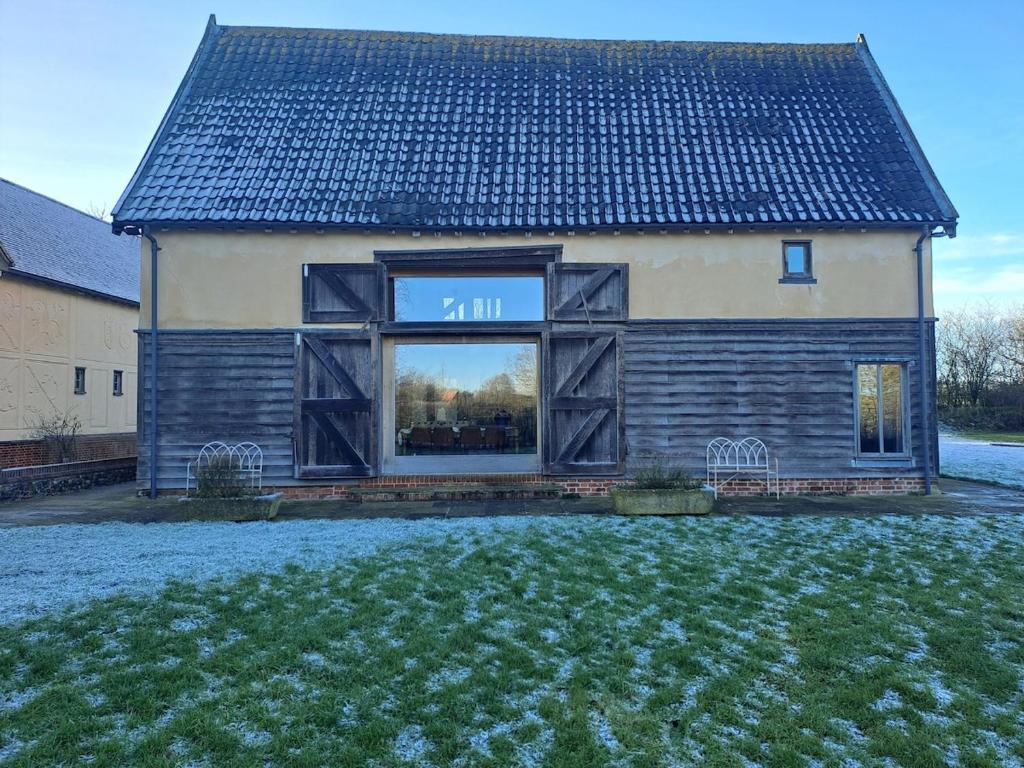 Low Farm Barn, a family and dog friendly haven, Brundish