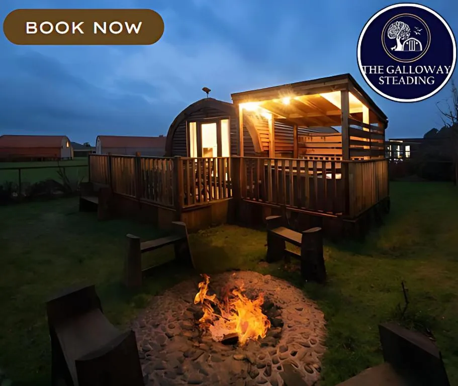 The Galloway Steading - The Stag Hoose family cabin with Hot Tub and Fire Pit, hotel in Glenluce