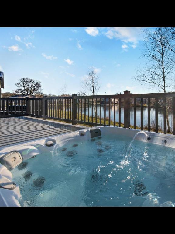 Kingfisher Lodge - Lakeside Lodge With Hot Tub, Woodhall Spa