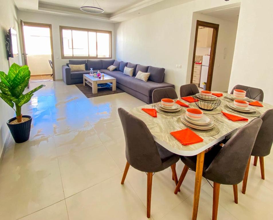 Appartement de Luxe Vue Mer Avec Climatisation ! à 5 minutes à pied de la Plage ! à environ 6 minutes en voiture du centre d'Agadir et à 10 minutes en voiture de Taghazout !, Agádir