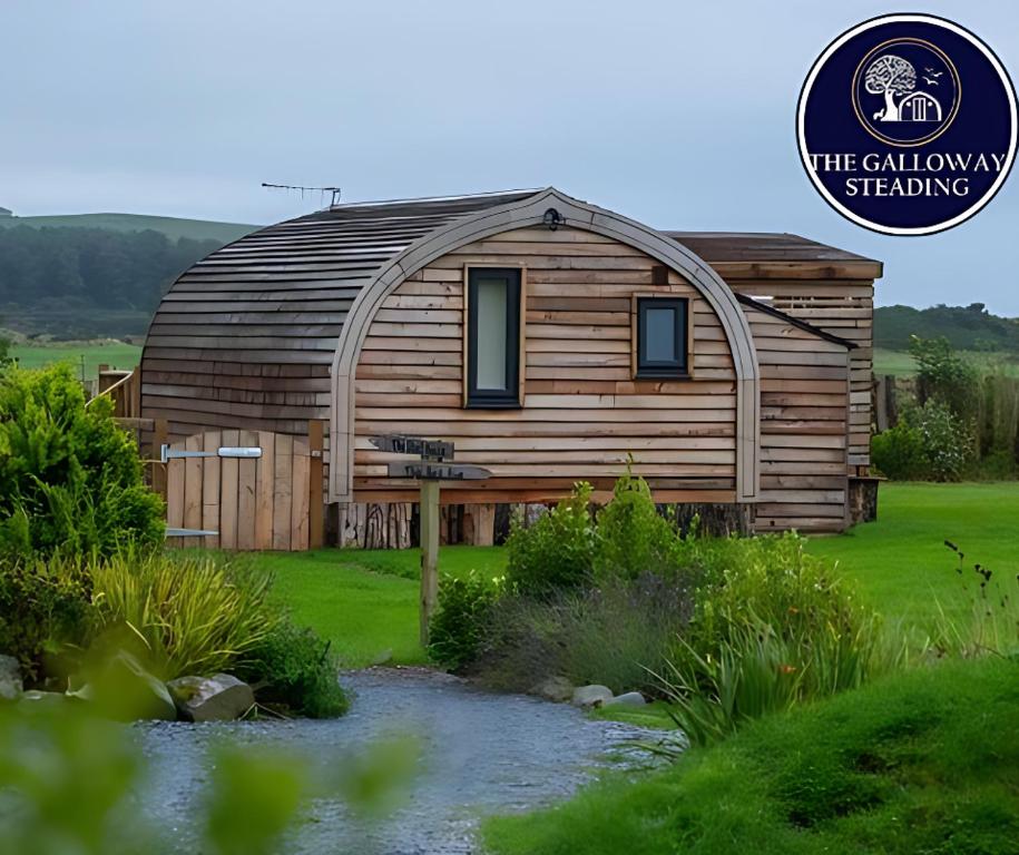 The Galloway Steading -The Hedgehog's Hideout family cabin with Hot Tub and Fire Pit, Glenluce