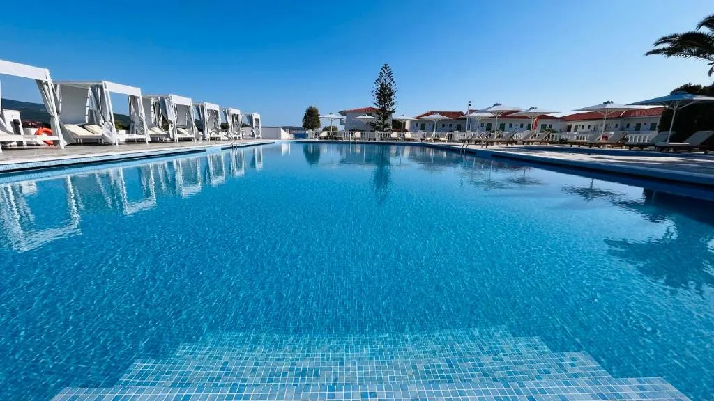 Sirenes Beach Resort, hotel en Samos