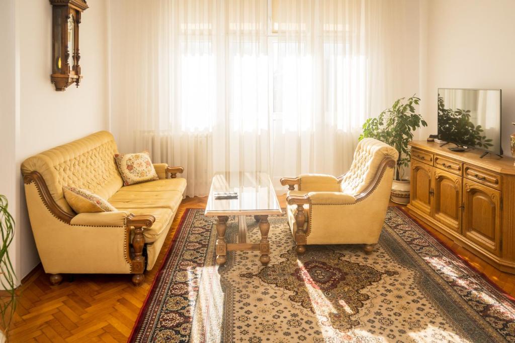 Spacious Parkfront Residence - 5