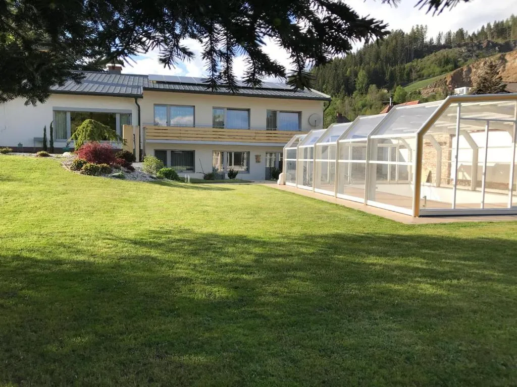 YOGA WOHLFÜHLOASE im Grünen, hotel in Strimitzen
