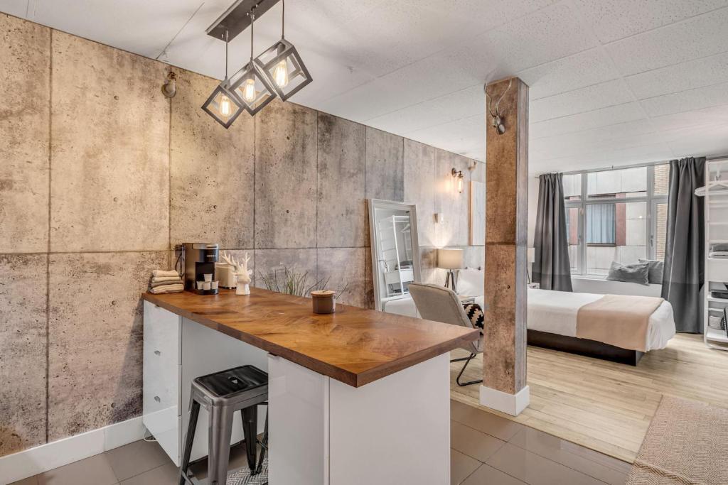 Initial / Orignal / Québec, Quebec