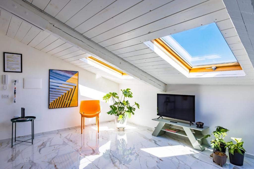 A Quiet Space, Neapol