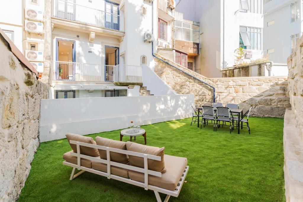 Charming Studio w/ Private Garden in St. Catarina, Porto