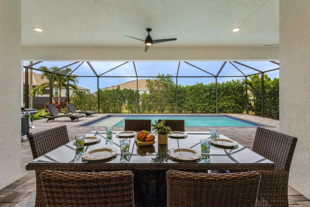Heated Pool, Hot Tub, Outdoor Oasis - Villa Salt Life - Roelens, Cape Coral
