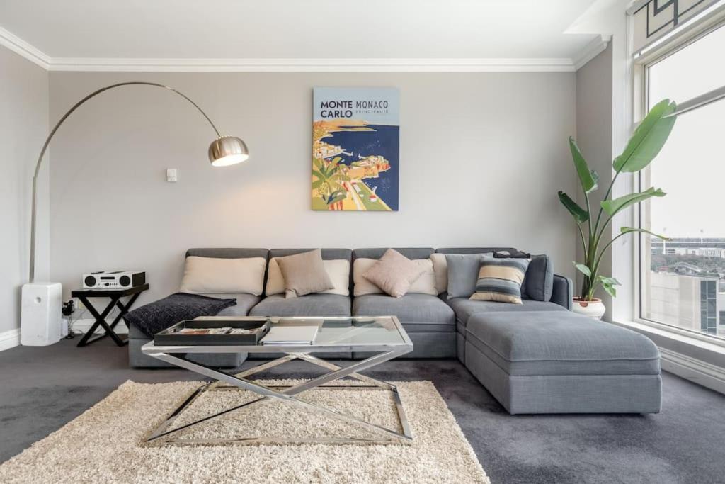 Bright, Luxury Penthouse with Amazing Views, Melbourne