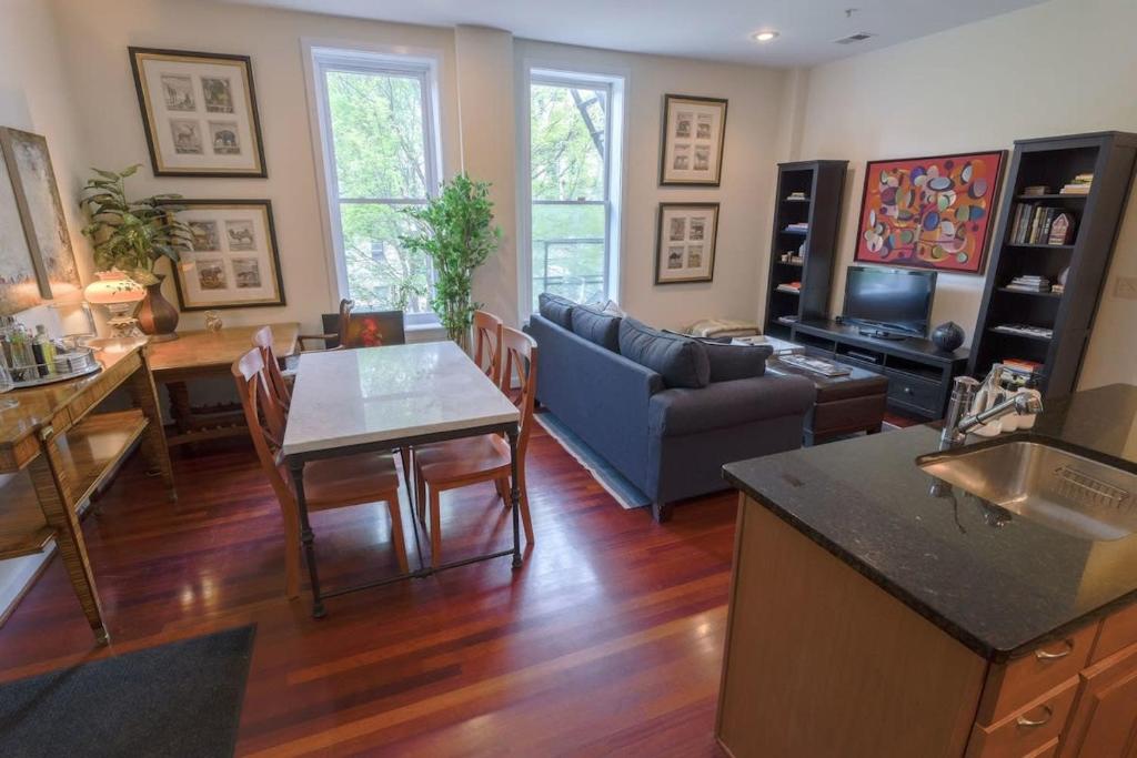 Above Maxwell Wine Bar - Super Central 2Bed 2Bath, Washington
