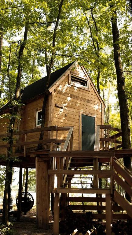 Stodoła na drzewach, Justynów