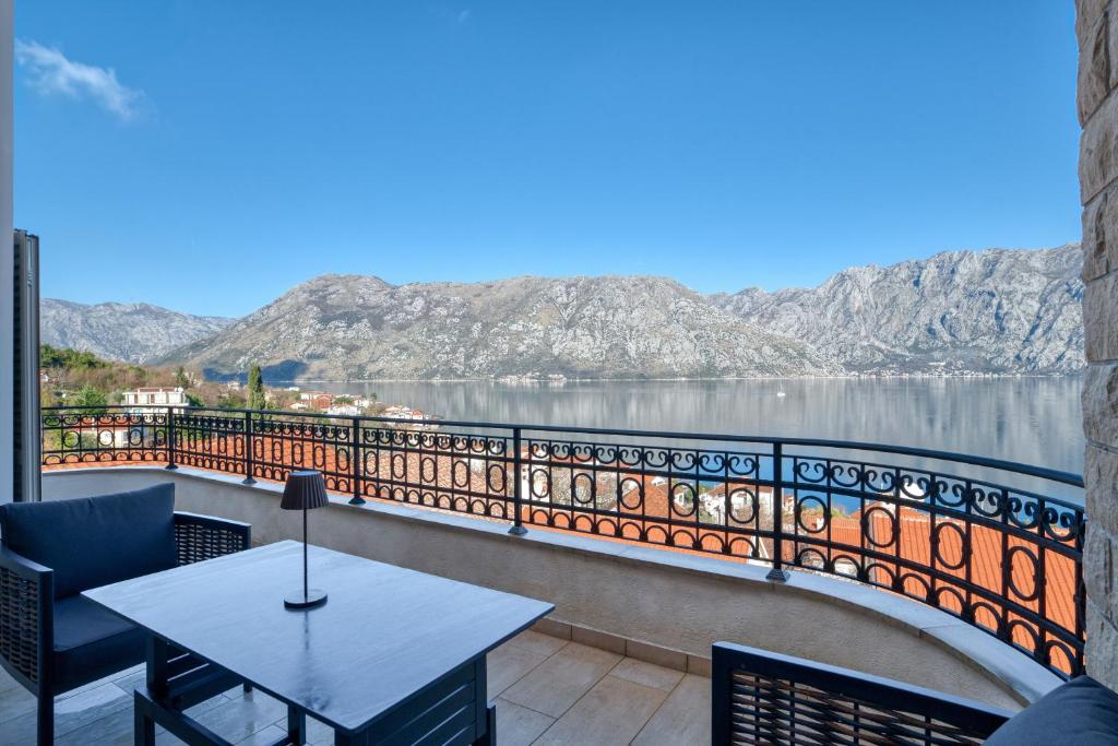 Luxury Design 2-Bedroom apartment by MN Property - 1