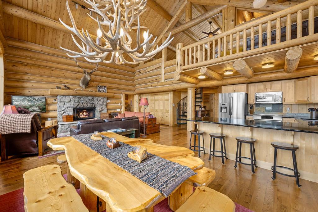 Mounticello Log Cabin - Relaxing Front Patio & Outdoor Firepit, Estes Park