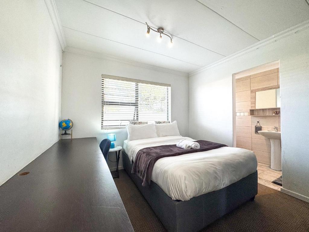 Spacious Double Room for Two with Pool, Braai, Gas Stove, Complete Kitchen, Fast WiFi and Private Bathroom, Kapské Město