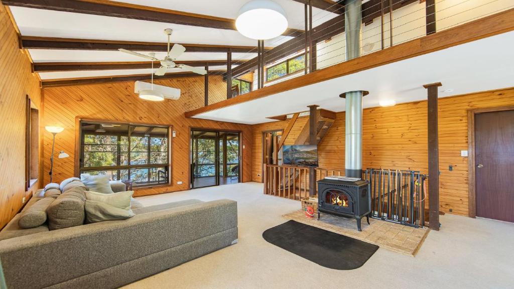 'The Treehouse On Hardys' by HolidayCo, Killcare