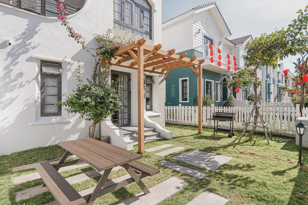 Nhà A Trí, Bình Tú