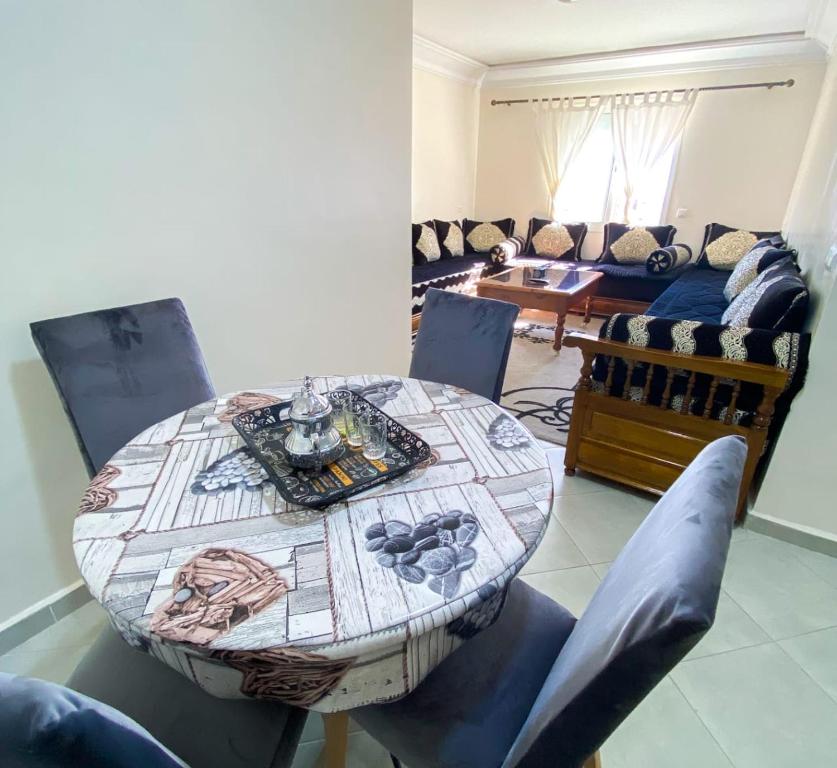 Appartement vue panoramique sur mer Avec Climatisation! à 5 minutes à pied de la Plage ! à environ 6 minutes en voiture du Centre d'Agadir et à 10 minutes en voiture de Taghazout !, Agádir