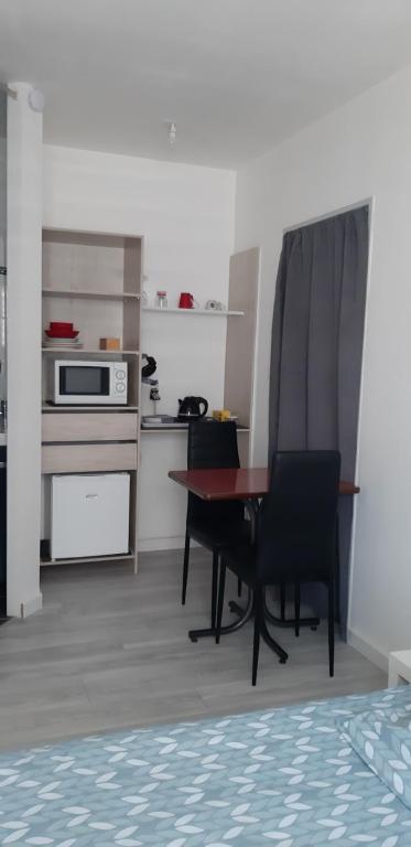 Logement indépendant avec frigo et micro-ondes - 5