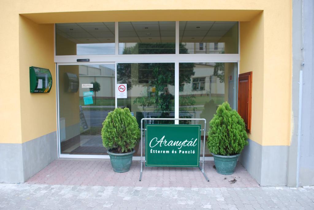 Aranytal Panzio — Hotel in Komarom