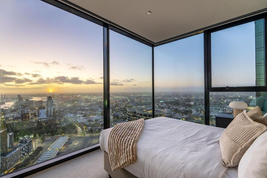 2BR Apartment, Panoramic 180 Degrees Views on 52nd Floor, Melbourne